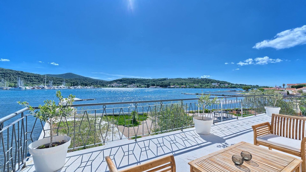 Sutomiscica Villa | Villa Blue Bay - beachfront villa with a pool for 10 guest on island Ugljan