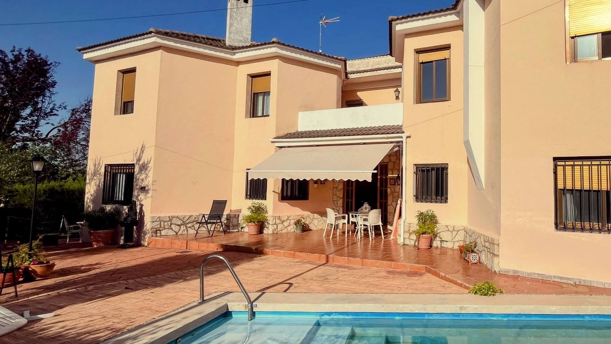 Requena Villa | Villa Bobal - Exclusive relaxing getaway with swimming pool, BBQ, wine and nature