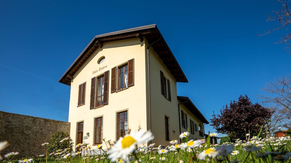 Castelletto Stura Villa | VILLA BOTTERA whit Jacuzzi in the garden from LANGHE/ALBA and the ALPI