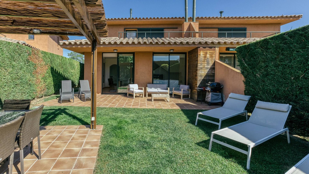 Navata Villa | Villa Brenda Torremirona Resort with Shared Pool, Garden, Terraces, BBQ & Wi-Fi