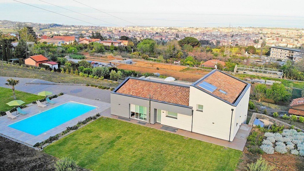 Coste Villa | Villa Brezza: A bright and sunny three-story villa situated in a quiet location, a few minutes from the town center, with Free WI-FI.