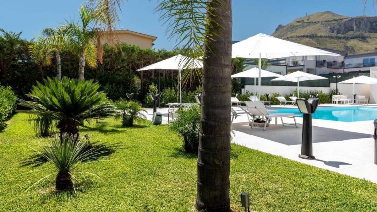 Torre Colonna-sperone Apartment | VILLA CAROLA GROUND FLOOR
