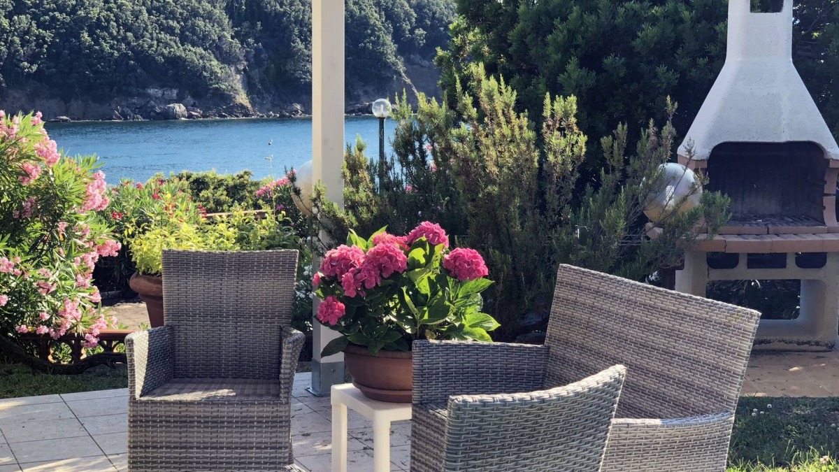 Bagnaia Apartment | Villa Cacciò on the sea with private garden