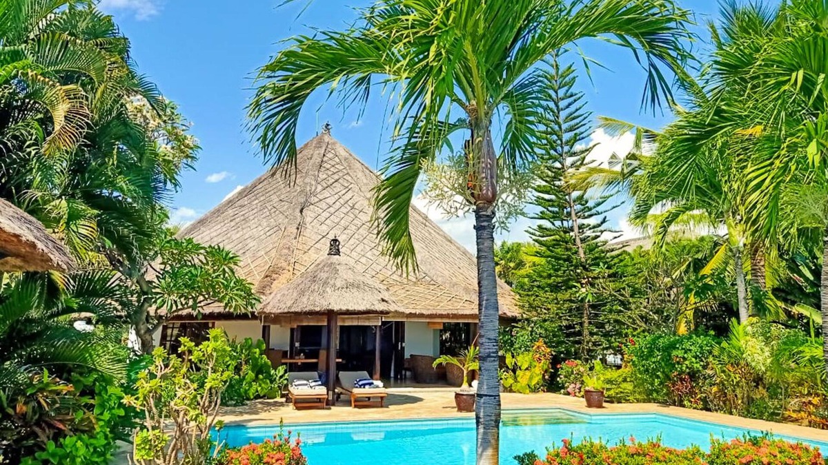 Lokapaksa Villa | Villa Cahaya, beachfront, 2 Bedrooms w/ensuite baths, private pool fully staffed