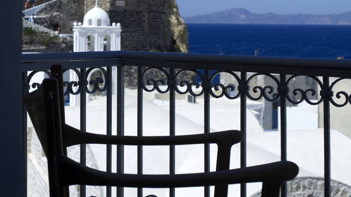 Mandraki House | VILLA CALLIOPE A TOWNHOUSE ON A VOLCANIC ISLAND IN THE AEGEAN SEA