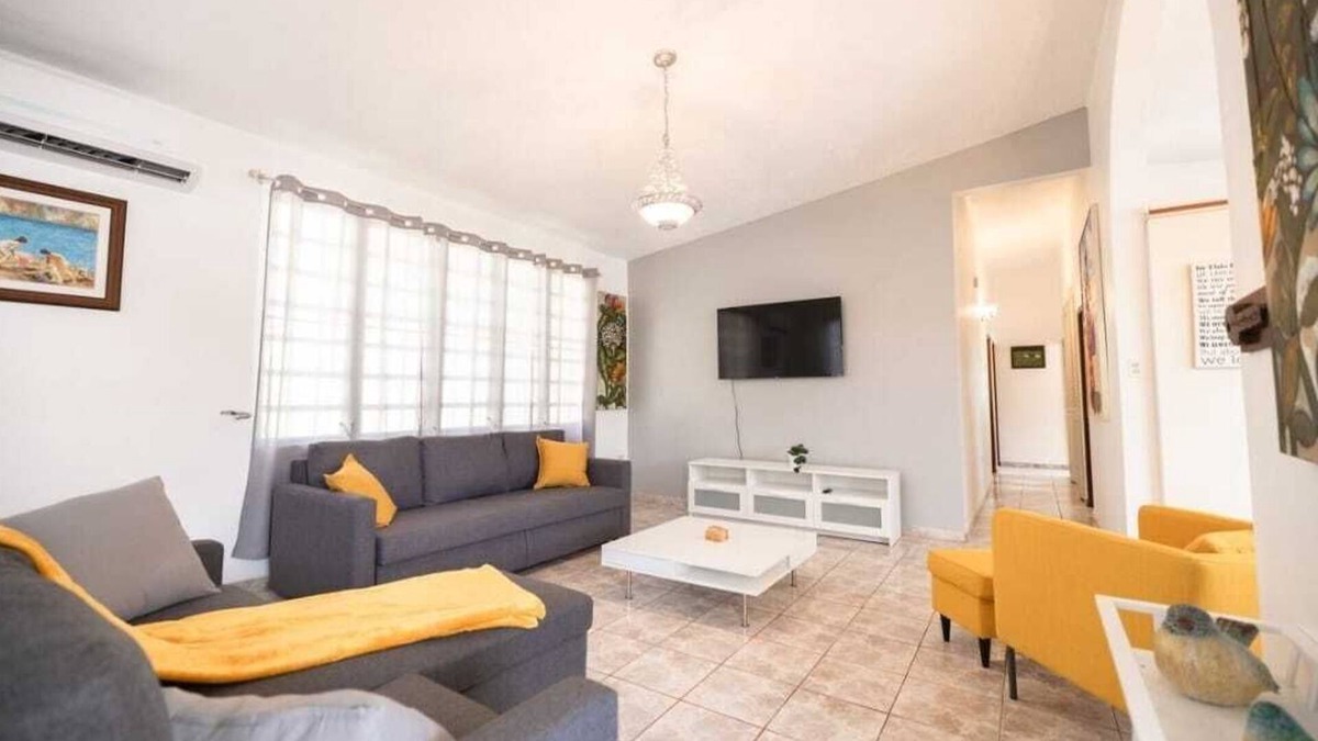 Vivi Abajo House | Villa Campiña Family Home Scenic Mountain Views