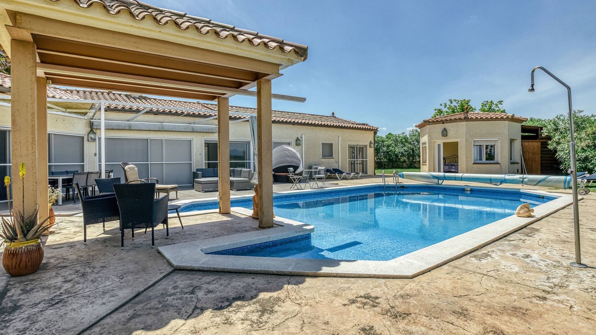 Torroella de Fluvia Villa | Villa 'Can Miquel' with Private Pool, Wi-Fi and Air Conditioning
