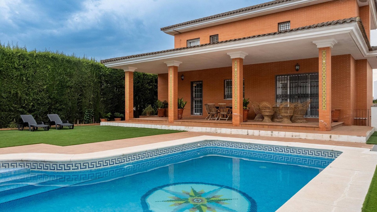 Bormujos Villa | Villa 'Candeleria Sol y Piscina' with Private Pool, Wi-Fi and Air Conditioning
