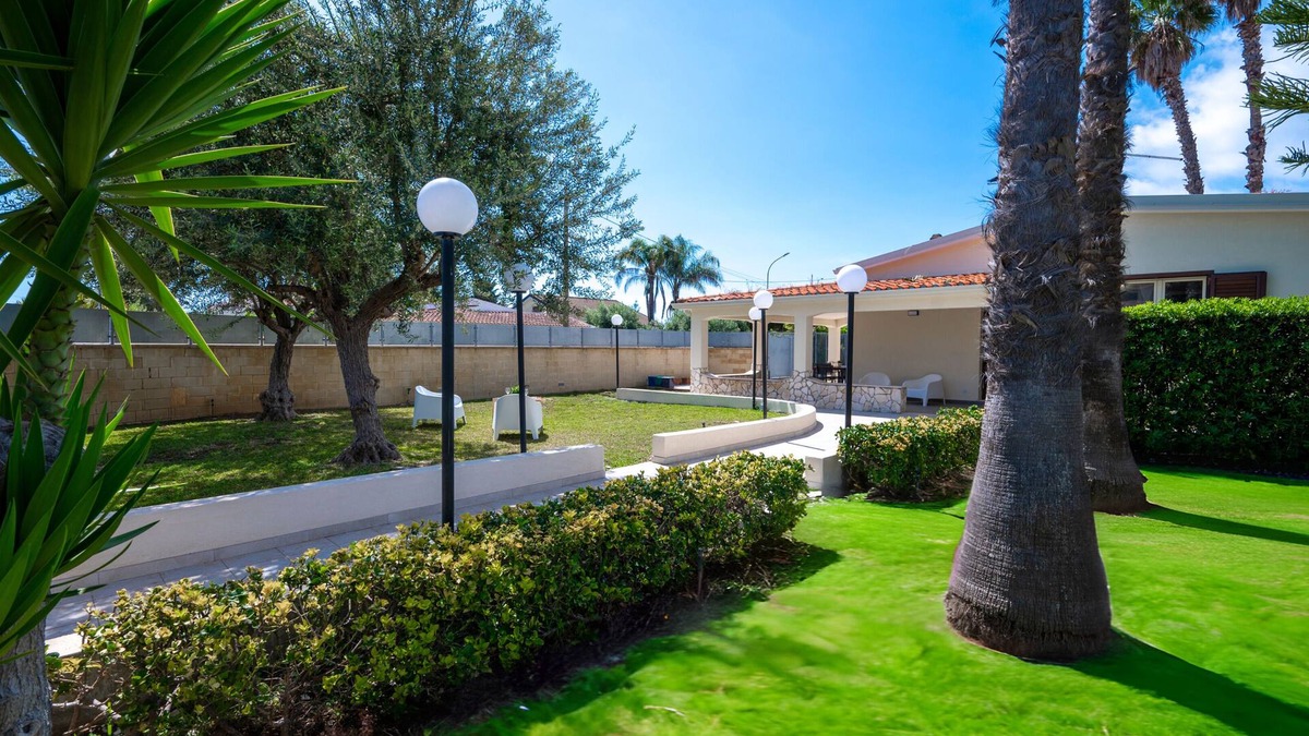 Arenella Villa | VILLA CARMELA ARENELLA: in a quiet and comfortable setting 800 meters from the sea