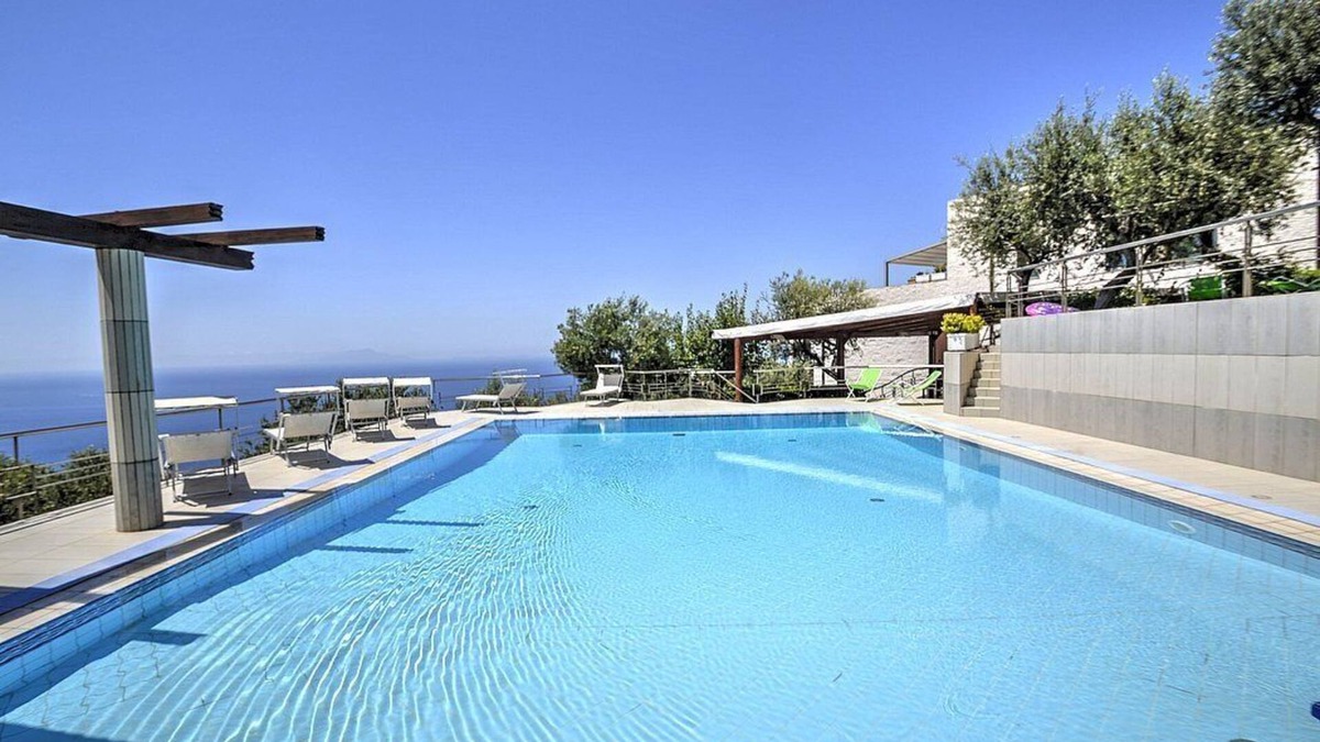 Schiazzano Villa | Villa Carminia Grande: A splendid and luminous three-story villa located on the coast in front of the island of Capri, with Free WI-FI.