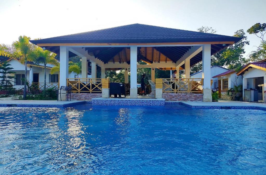 La Vega Province House | Villa Carolina By Hospedify Hermosa villa con piscina, mesa de billar, cancha de baloncesto y BBQ