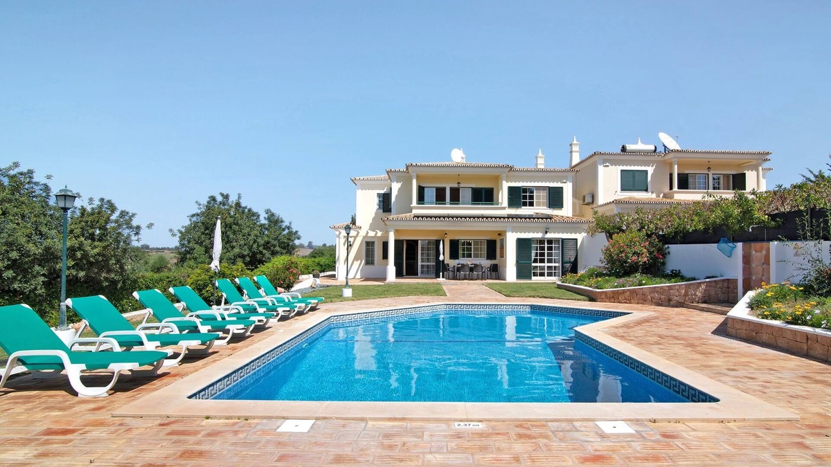 Albufeira Villa | Villa 'Casa dos Avós' with Private Pool, Terrace & Wi-Fi