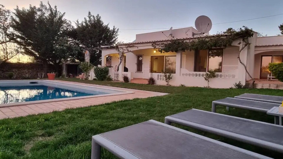 Alfeicao Villa | Villa 'Casa Florencia' with Wi-Fi and Air Conditioning