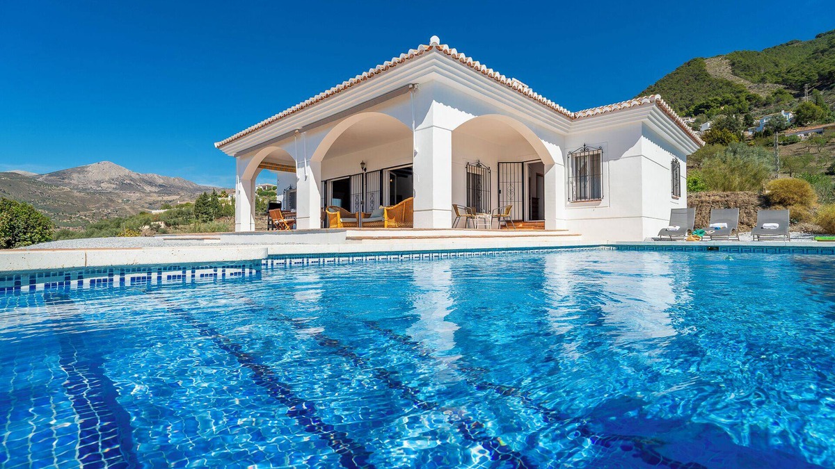 Los Cortijillos Villa | Villa 'Casa Hyam' with Lake View, Private Pool and Air Conditioning