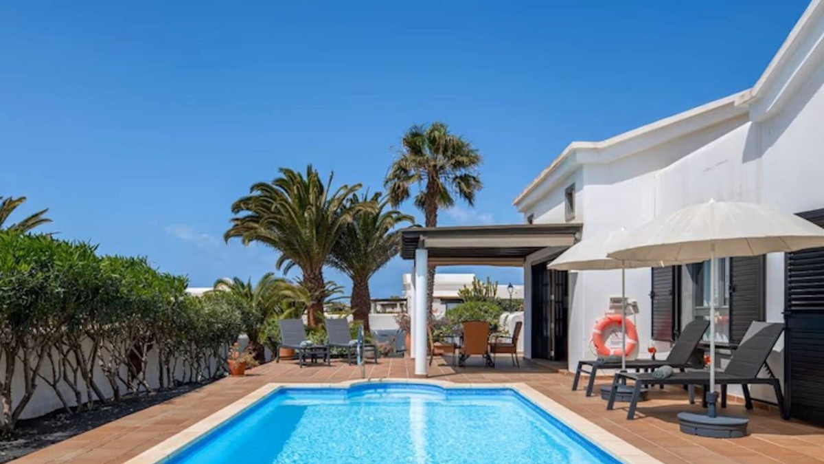 Montana Roja Villa | Villa Casa Karoline: With a sunny terrace, heated pool, comfort, and privacy
