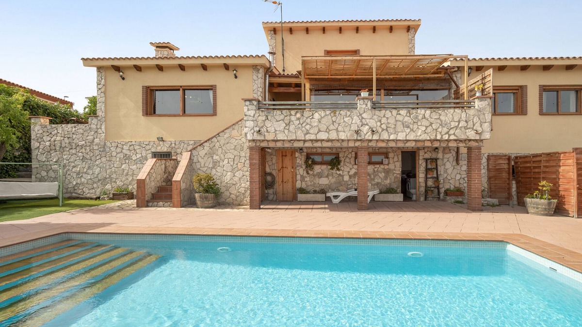 Subirats Villa | Villa 'Casa Les Vinyes' with Mountain View, Wi-Fi and Air Conditioning