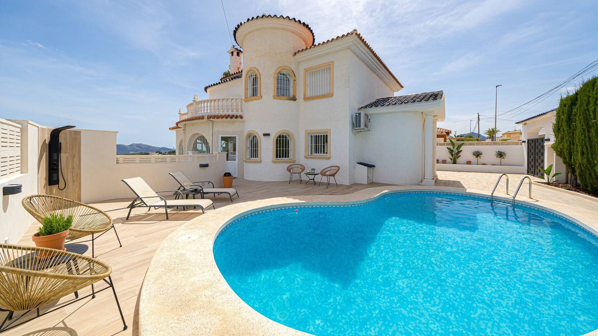 L'Alfas del Pi Villa | Villa "Casa Metro" with Pool, Garden, Balcony, A/C & Wi-Fi