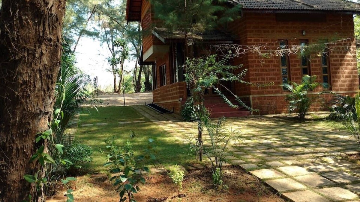 Hireguthi Villa | Villa Casuarina, near beach in sprawling grove
