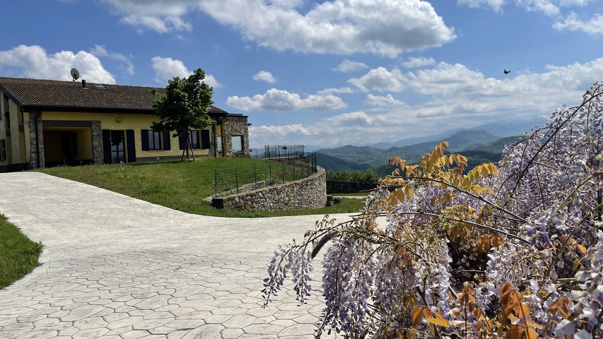 Pineto Villa | Villa Cavalieri in Vedriano with a panoramic view of the Reggio Emilia hills