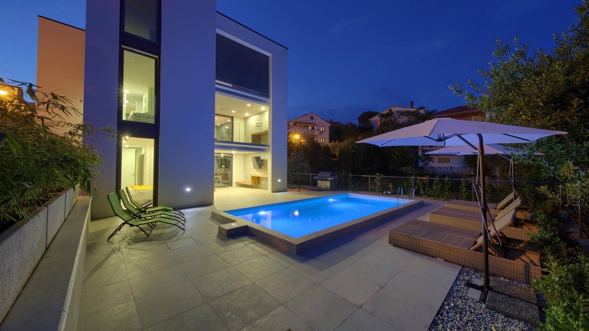 Krk Apartment | Villa Celeia - Luxurious second floor apartment with heated pool in city centre of Krk