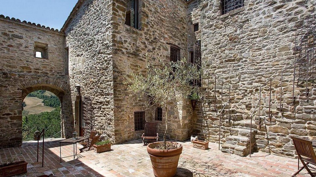 Umbertide House | Villa Cenobio D: A characteristic and welcoming apartment that is part of an ancient country house made of stone, with Free WI-FI.