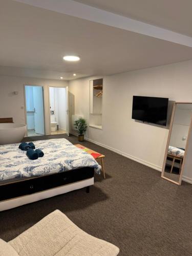 Brive-la-Gaillarde Apartment | Villa Chadourne - Love Room LIBERATION