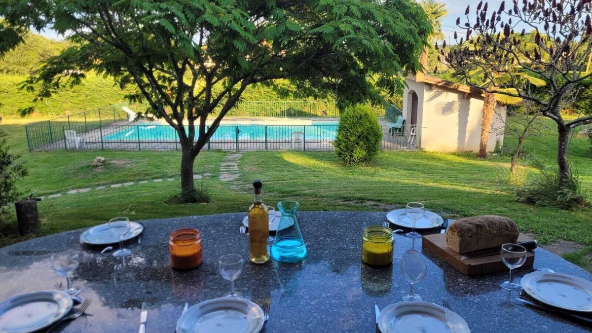 Lisle-sur-Tarn Villa | Villa "Clair Soleil" with beautiful garden and large swimming pool.
