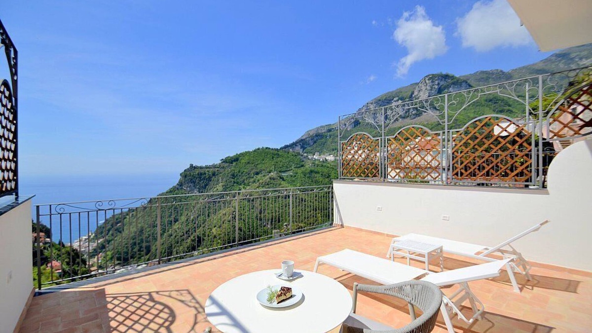 Pontone House | Villa Clarice G: A bright and sunny studio apartment in a quiet position, located on a hillside above the sea, with Free WI-FI.
