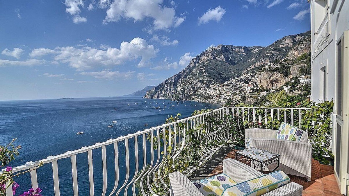 Arienzo Villa | Villa Cleopatra: An elegant and welcoming two-story villa built sheer above the sea, with Free WI-FI.