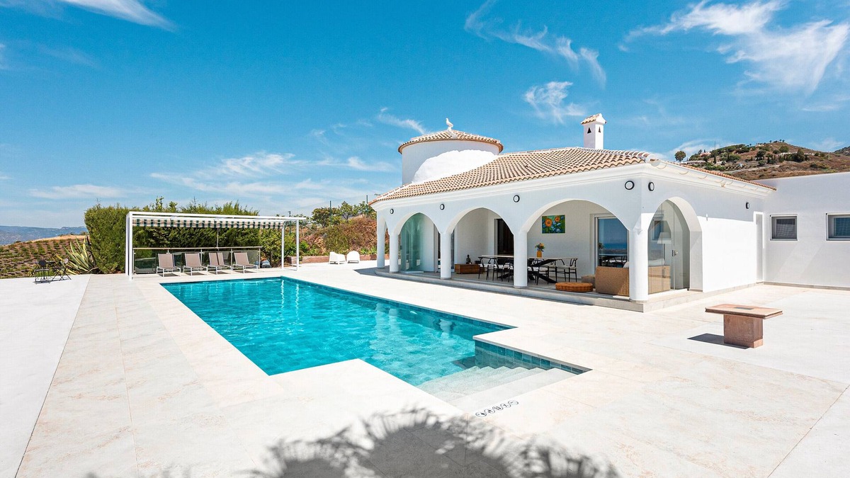 Rio Velez Villa | Villa 'Clery Algarrobo' with sea views, Wi-Fi and air conditioning