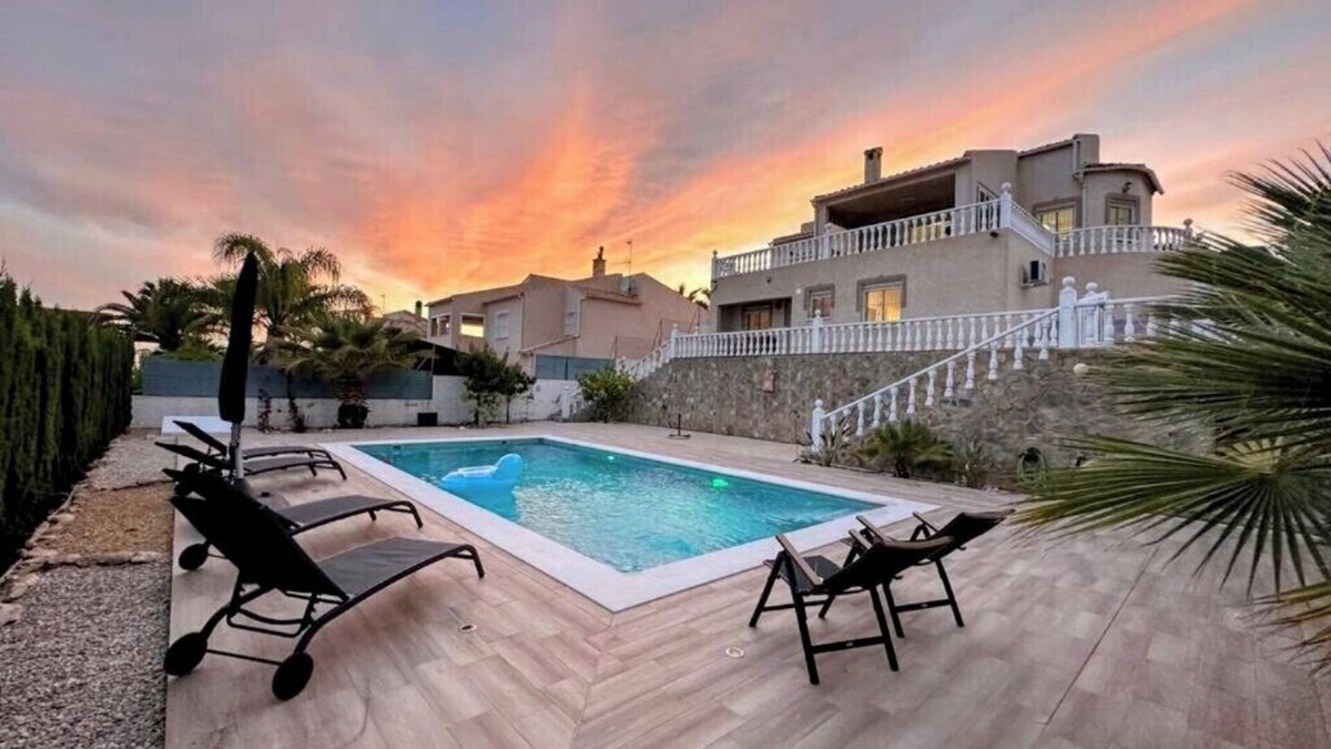 Elche Villa | Villa close to beaches, restaurants and all amenities, Alicante region.