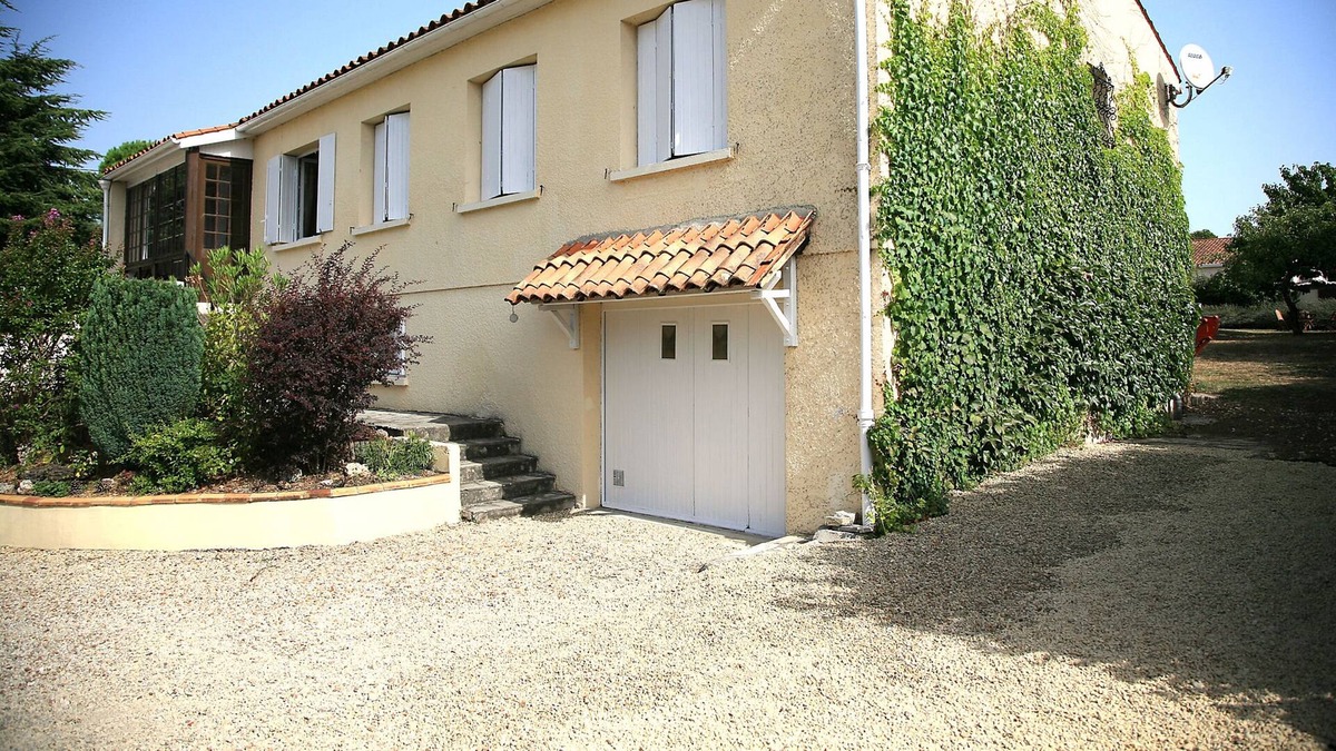 Saint-Brice Villa | Villa close to Cognac with refurbished private pool.