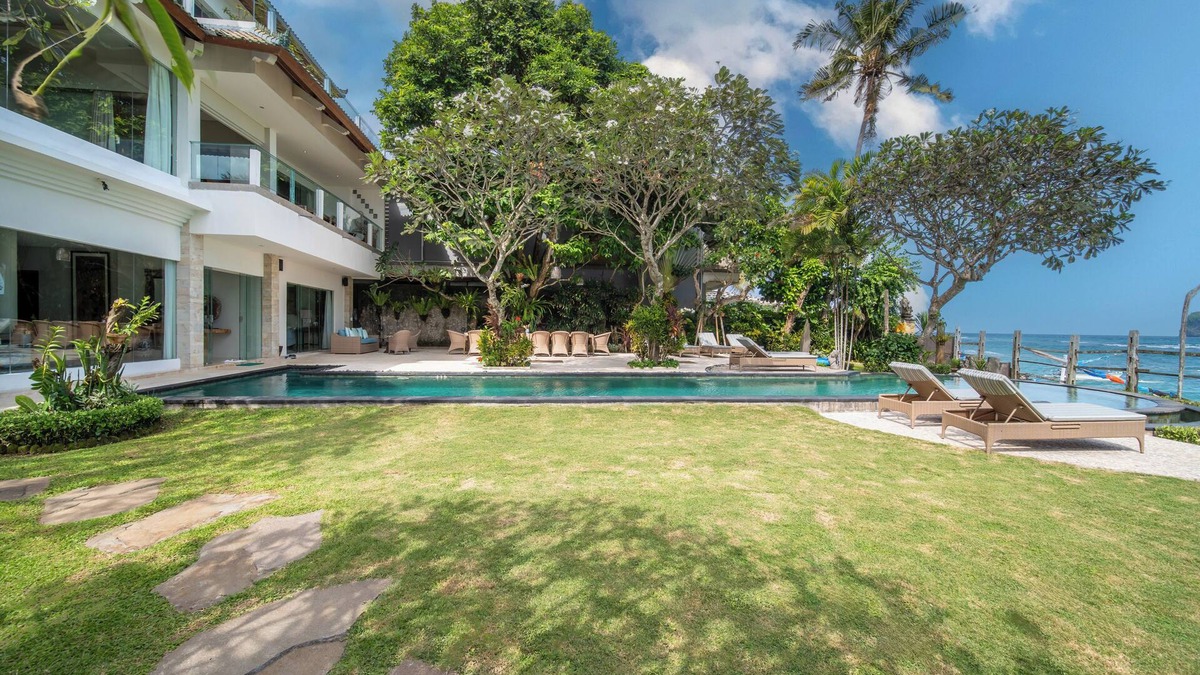 Sengkidu Villa | Villa Cocoa Maya: Beautiful large villa steps from the beach