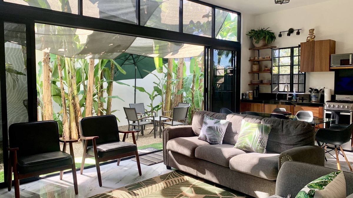 San Francisco House | Villa Cocos, Modern Family Retreat, Cozy & Private just 3 Blocks from the Beach