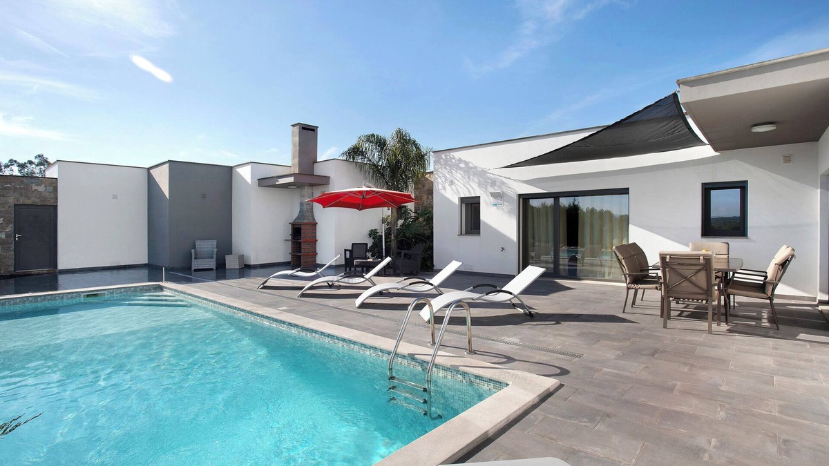 Caldas da Rainha Villa | Villa 'Colina' with Mountain View, Private Pool and Wi-Fi