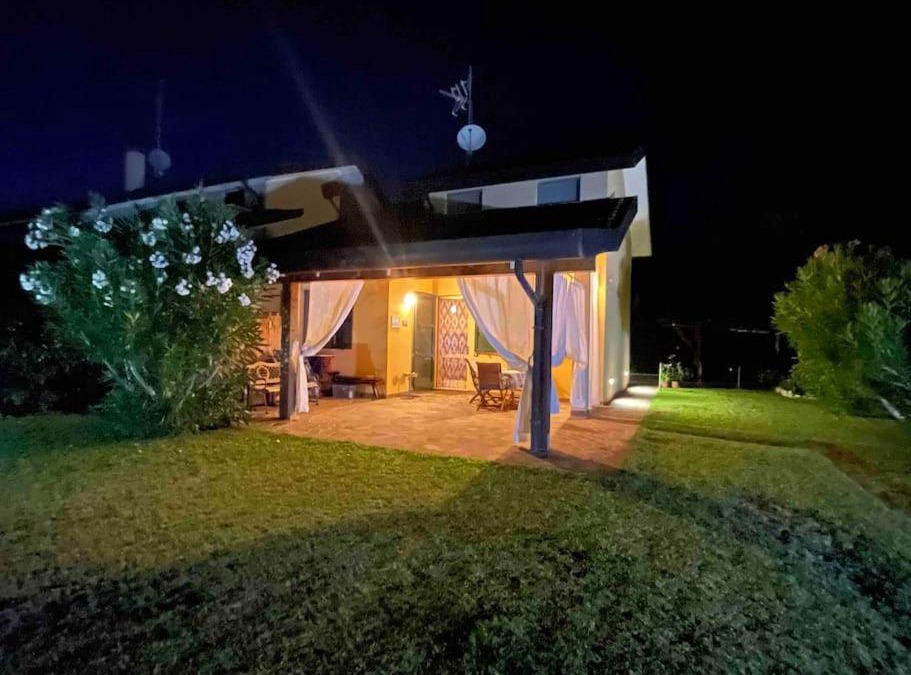 Isola Albarella Villa | Villa con porticato sul prato