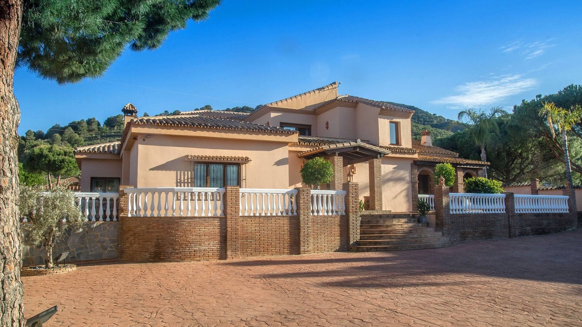 Pinos de Alhaurin Villa | Villa CONMIGO fully staffed & catered villa with pool, gym, sauna and hot tub