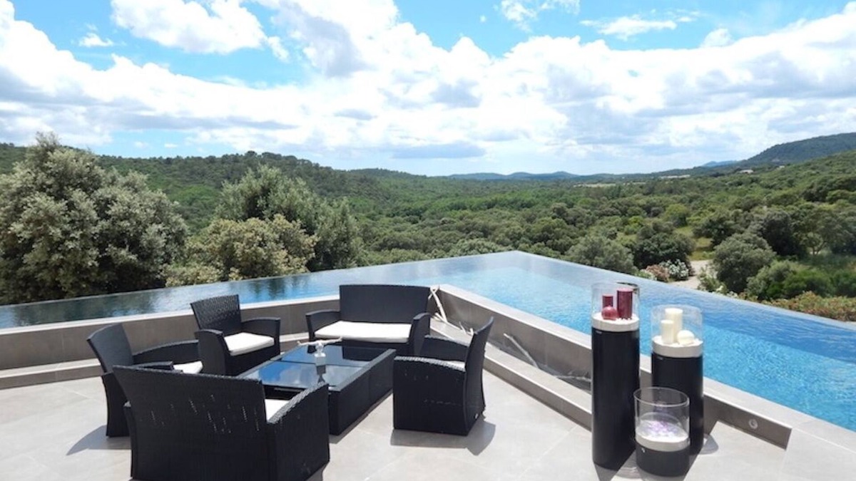 Corconne Villa | Villa Contemporaine Avec vue Panoramique sur le Pic Saint Loup
