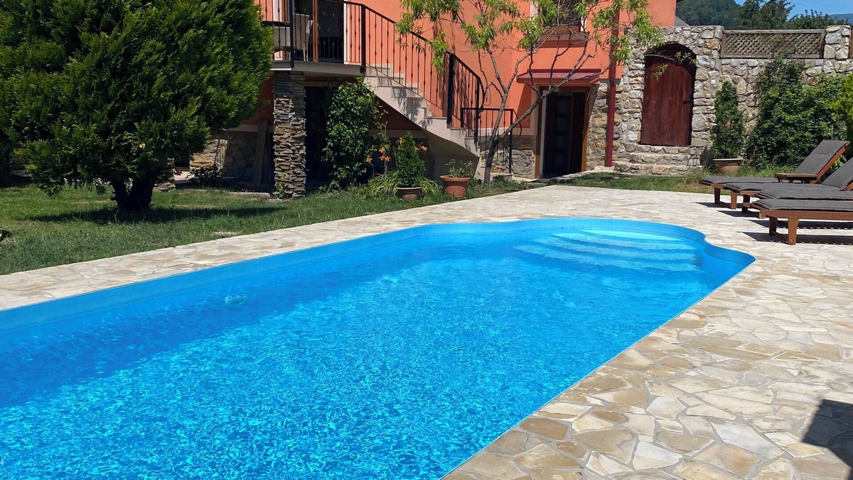 Roznava Villa | Villa Coral - Beautiful Poolside Oasis