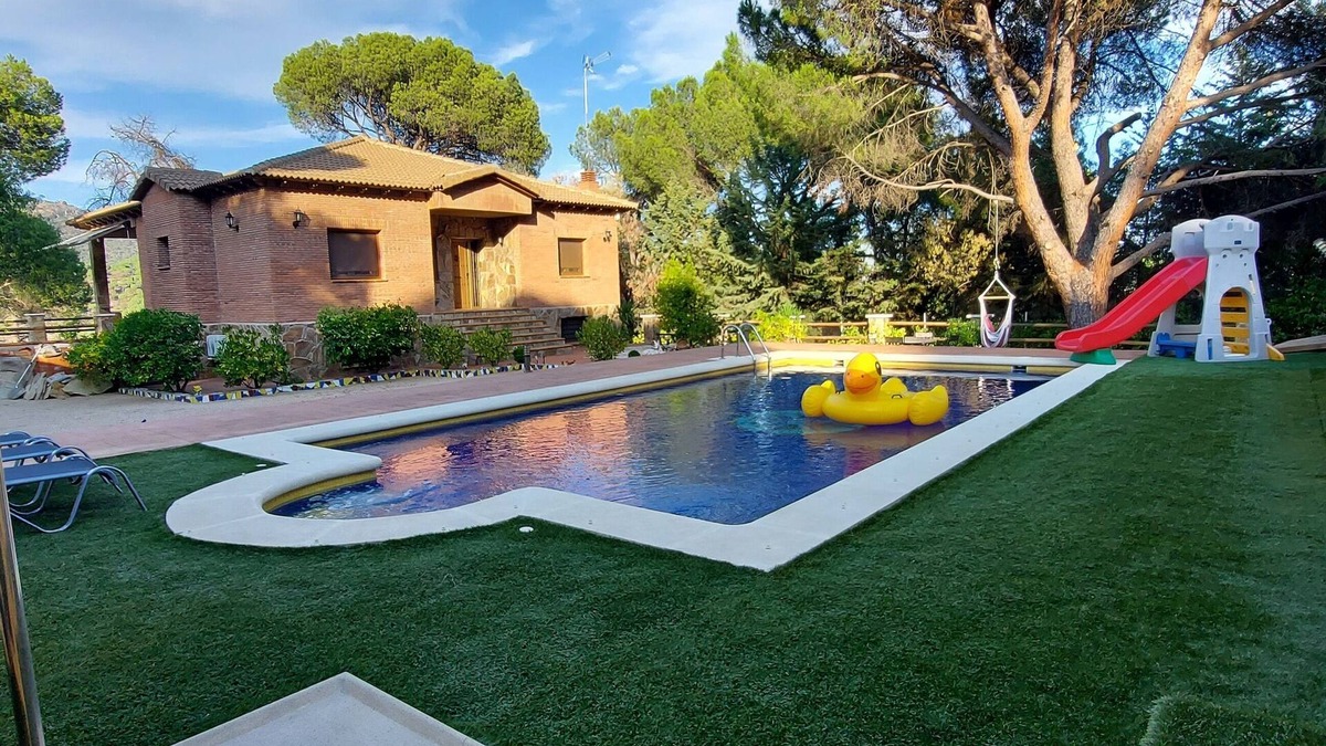 San Martin de Valdeiglesias Cottage | Villa Costa Madrid with private pool and views of the reservoir, up to 10 people.