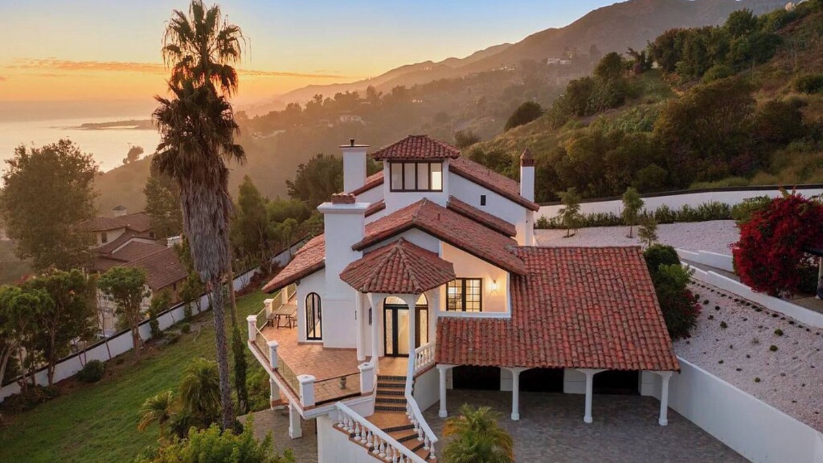 Eastern Malibu House | Villa Costera - Tree-Lined Tranquility: 3-Level Entertainer's Dream