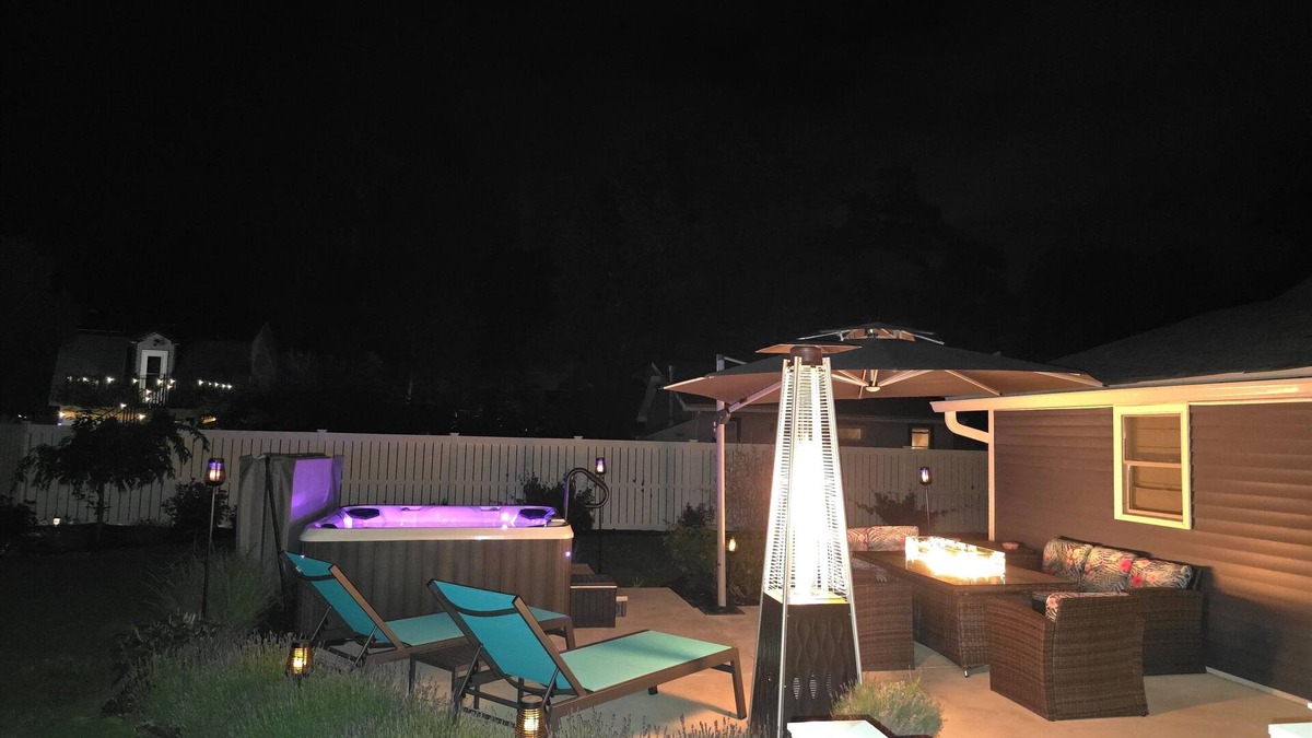 Del Haven House | Villa Cottage w/Hot Tub+Fenced Yard–Pet-Friendly!