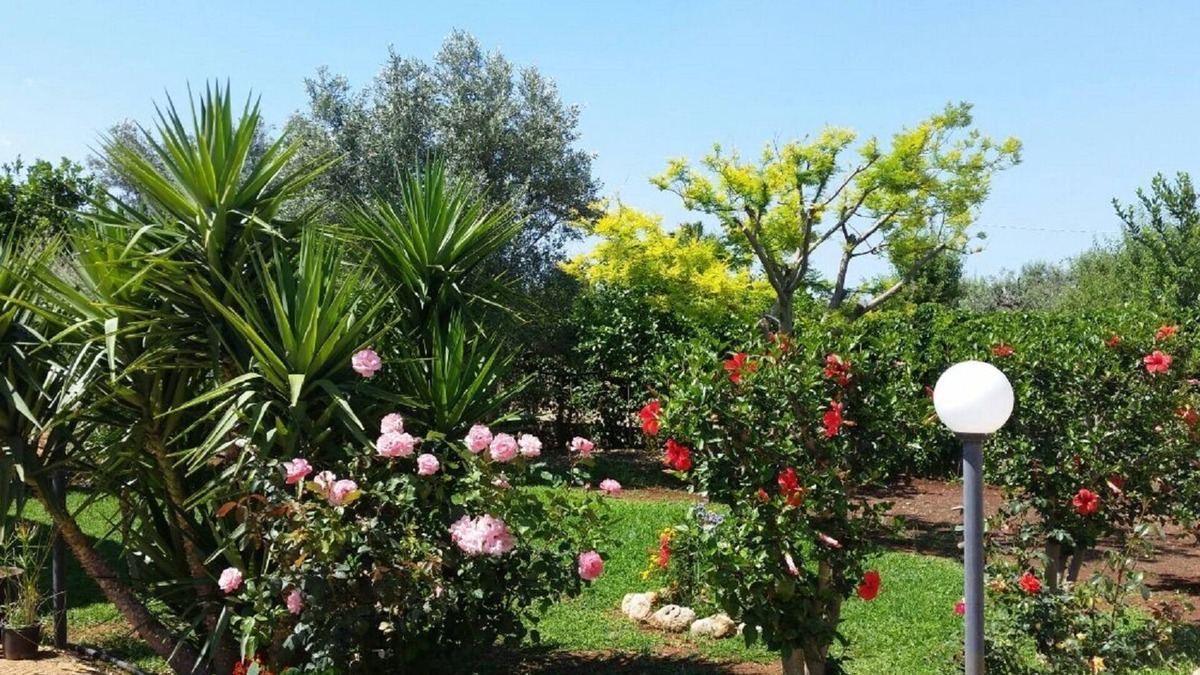 Floridia Villa | Villa Cristina with garden and lots of greenery.