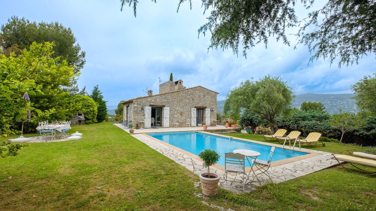 Peymeinade Villa | Villa 'Cyprès Bleu' with private pool, private terrace and Wi-Fi