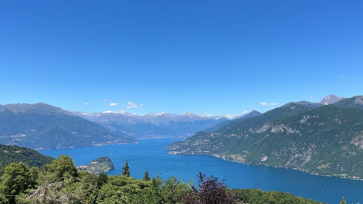 Civenna Bed & Breakfast | Villa D'ALBA with spectacular views of the mountains and Lake Room with balcony