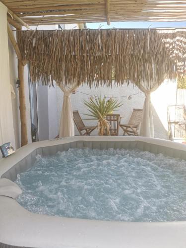 Beziers Villa | Villa d'Aqui, cosy, piscine, jacuzzi