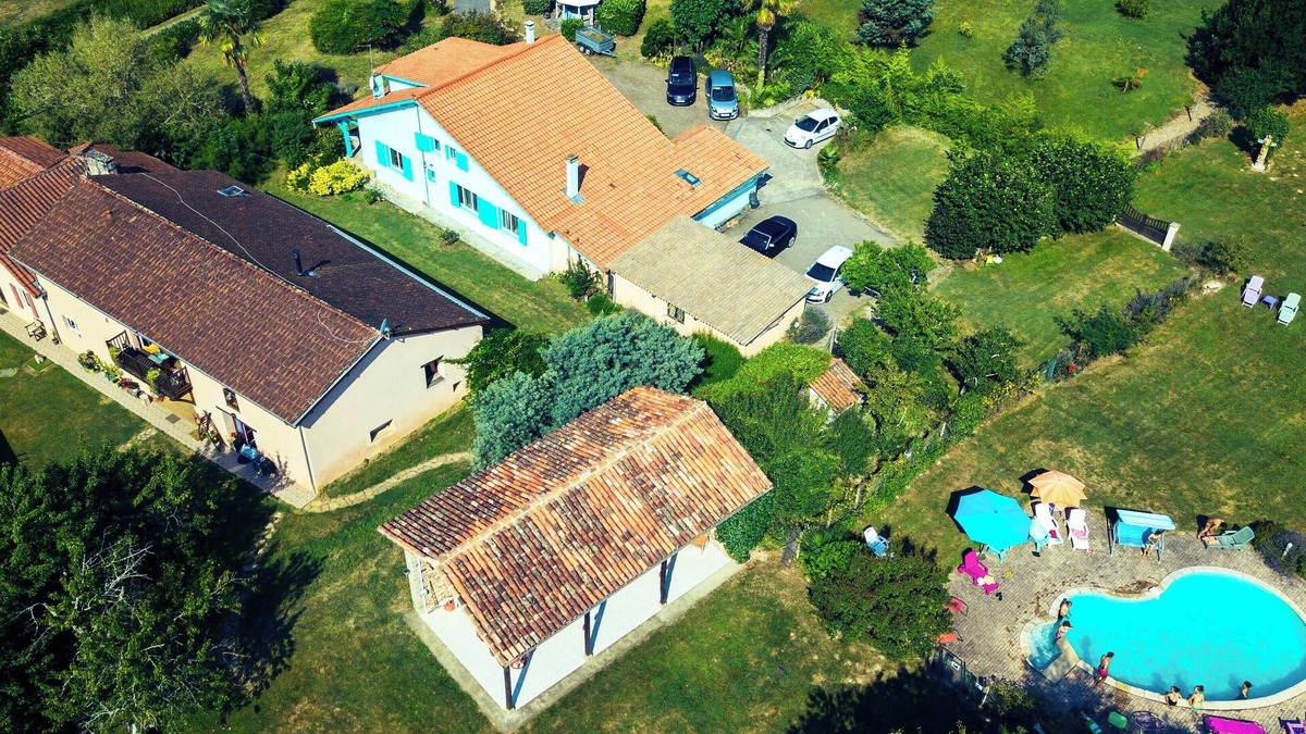 Saint-Loubouer House | Villa Daisy large house with private garden and access to large garden with pool