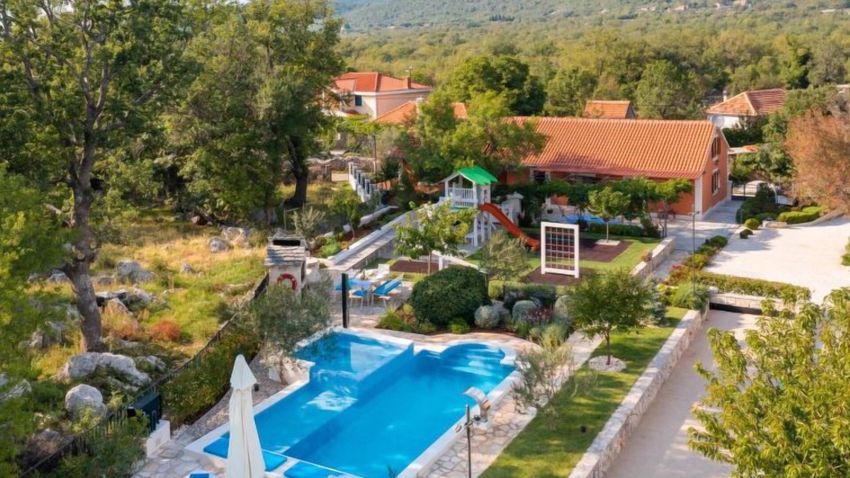 Bristivica House | Villa Dalmatica moderna by Interhome