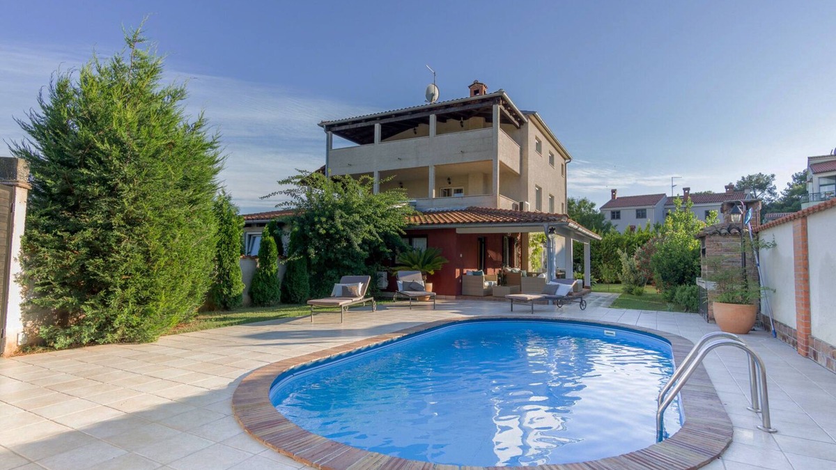 Valdebek Villa | Villa Dana near the beach and the center of the town 6+2