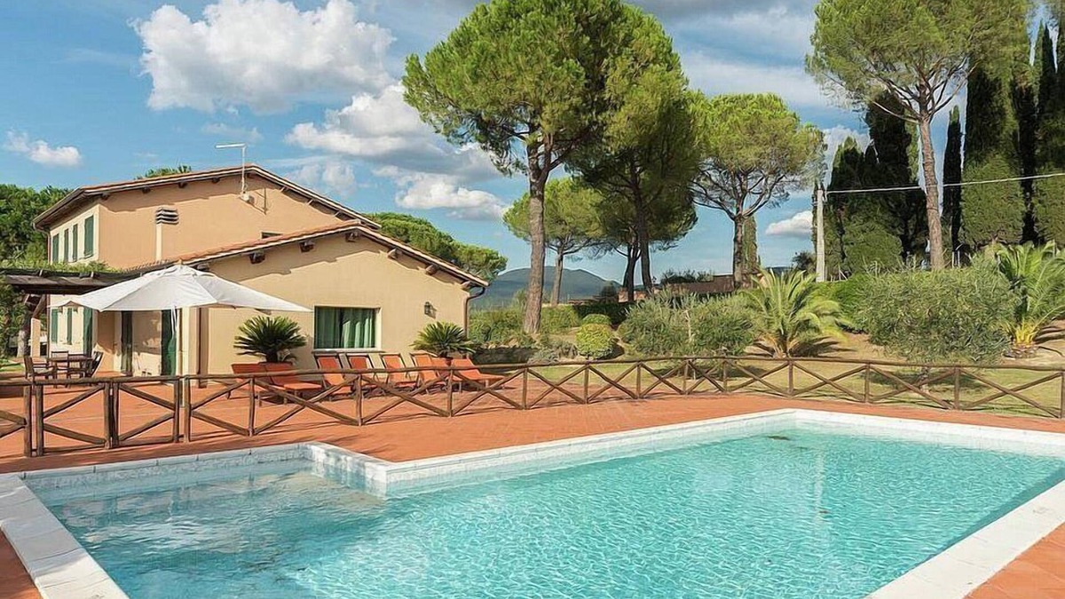 Quartaccio Villa | Villa Darlena: A splendid and luminous two-story villa surrounded by meadows and by green hills, with Free WI-FI.